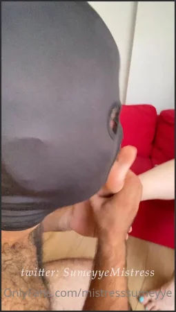 mistresssumeyye this pathetic ugly slave lost himself while licking m 2562120325 ( 368.3 MB )