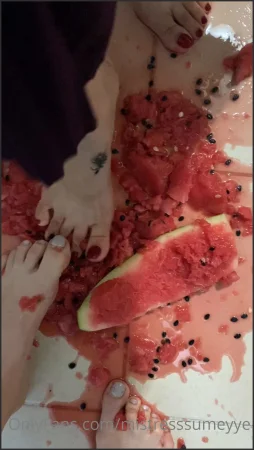 mistresssumeyye fruit crush video with double mistress mistresstomris 2190543609 ( 113.0 MB )