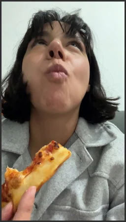 mariposafarts eating pizza and ask you to suck my fingers 3642804164 ( 90.3 MB )