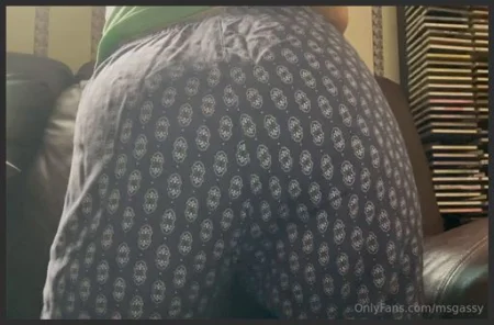 msgassy some more fart clips for you fans 2828524440 ( 7.3 MB )