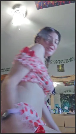 gassybbymia strawberry fartcake ate a bit too many strawberries 3471256165 ( 18.9 MB )