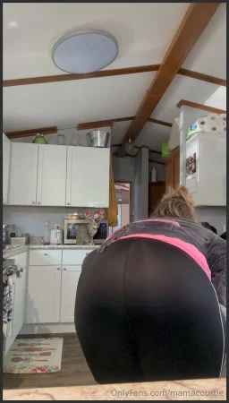 mamacourtie fart porno Onlyfans leaked video 24 ( 11.8 MB )